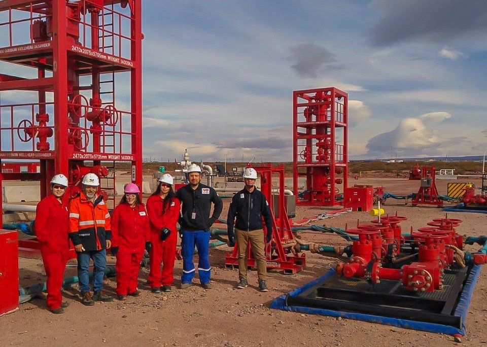 Autoridades de Terra Ignis y Gas y Petróleo del Neuquén durante una reunión sobre el desarrollo hidrocarburífero