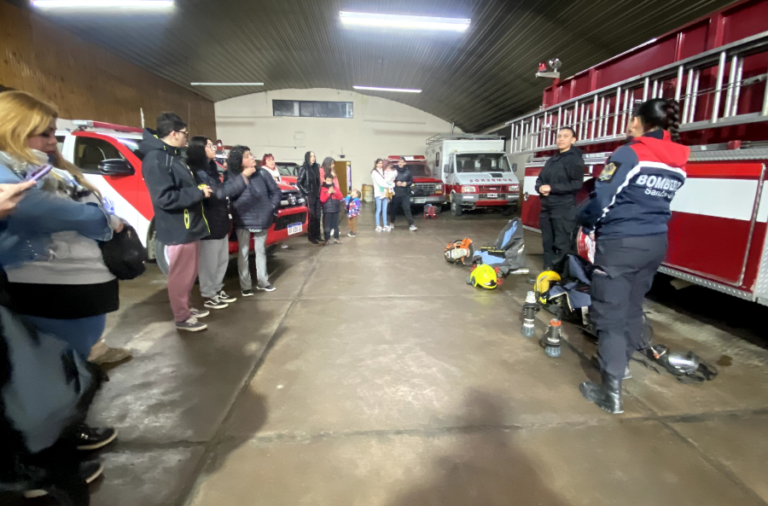 noticiaspuertosantacruz.com.ar - Imagen extraida de: https://elrompehielos.com.ar/rio-gallegos-el-cuartel-de-bomberos-abrio-sus-puertas-para-recibir-a-la-comunidad