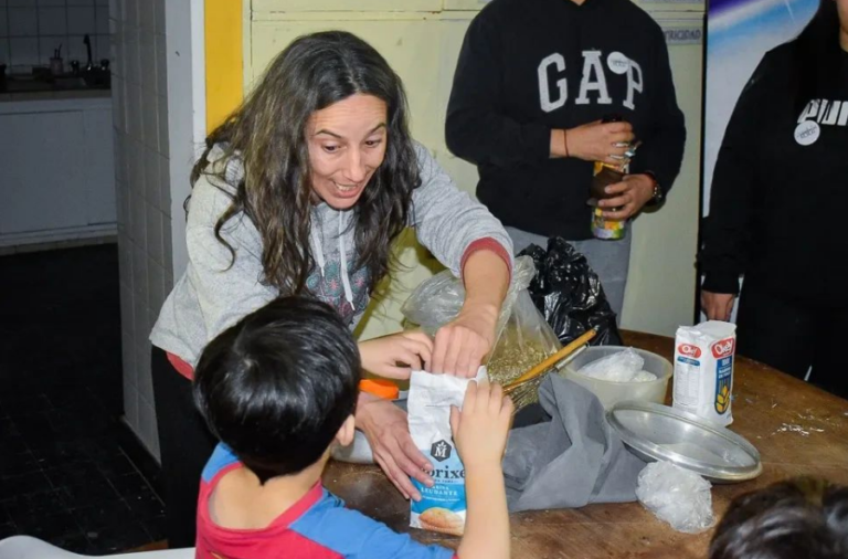 noticiaspuertosantacruz.com.ar - Imagen extraida de: https://elrompehielos.com.ar/educacion-ambiental-brindo-charla-sobre-macetas-ecologicas-y-ademas-colocaron-un-punto-verde-rio-gallegos