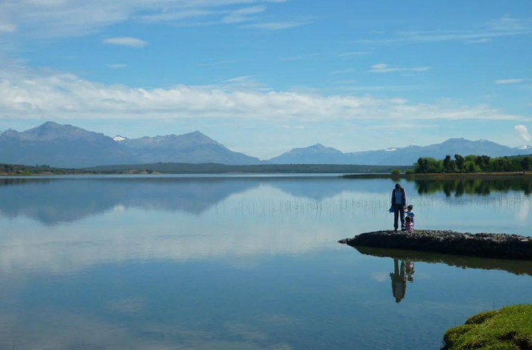 noticiaspuertosantacruz.com.ar - Imagen extraida de: https://elrompehielos.com.ar/lago-rosario-el-espejo-de-agua-que-enamora-en-invierno