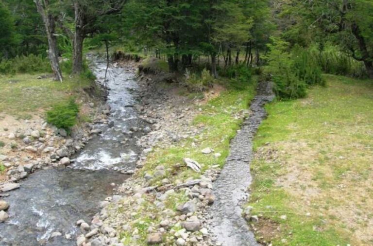 noticiaspuertosantacruz.com.ar - Imagen extraida de: https://elrompehielos.com.ar/partido-el-arroyo-de-la-patagonia-que-desemboca-en-el-atlantico-y-en-el-pacifico-al-mismo-tiempo