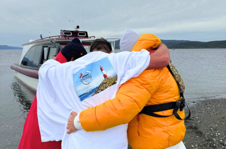 noticiaspuertosantacruz.com.ar - Imagen extraida de: https://elrompehielos.com.ar/posta-a-nado-del-canal-beagle-35-nadadores-de-argentina-y-chile-unidos-por-la-paz