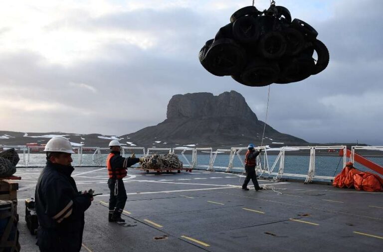 noticiaspuertosantacruz.com.ar - Imagen extraida de: https://elrompehielos.com.ar/el-rompehielos-ara-almirante-irizar-inicio-las-tareas-logisticas-de-la-campana-antartica-de-verano-2024-25