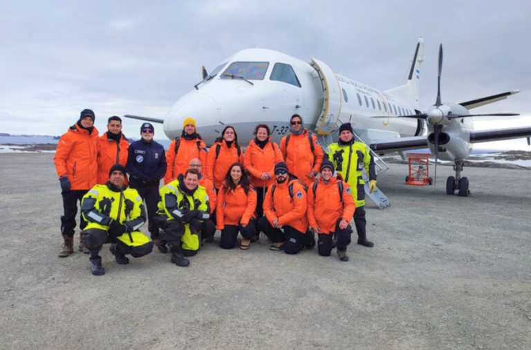 noticiaspuertosantacruz.com.ar - Imagen extraida de: https://elrompehielos.com.ar/por-primera-vez-un-avion-saab-340-traslado-cientificos-a-la-antartida