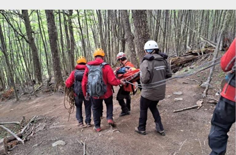 noticiaspuertosantacruz.com.ar - Imagen extraida de: https://elrompehielos.com.ar/ushuaia-evacuaron-a-un-ciudadano-lesionado-en-senda-laguna-turqueza