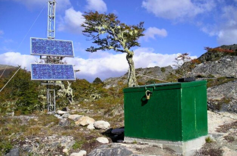 noticiaspuertosantacruz.com.ar - Imagen extraida de: https://elrompehielos.com.ar/con-la-recuperacion-de-las-termas-del-rio-valdez-la-red-sismologica-fueguina-vuelve-a-acceder-a-una-estacion-clave