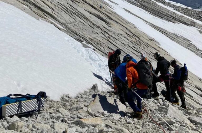 noticiaspuertosantacruz.com.ar - Imagen extraida de: https://elrompehielos.com.ar/dos-escaladores-accidentados-en-las-montanas-de-el-chalten