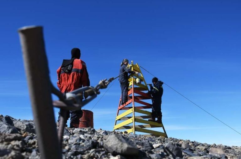 noticiaspuertosantacruz.com.ar - Imagen extraida de: https://elrompehielos.com.ar/mantenimiento-de-faros-y-balizas-en-la-antartida