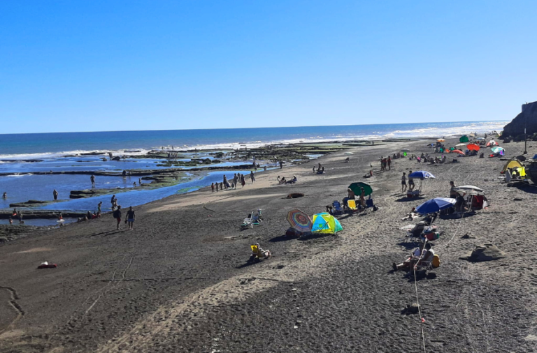 noticiaspuertosantacruz.com.ar - Imagen extraida de: https://elrompehielos.com.ar/el-pueblo-patagonico-de-solo-9-habitantes-que-tiene-aguas-templadas-y-un-area-natural-protegida