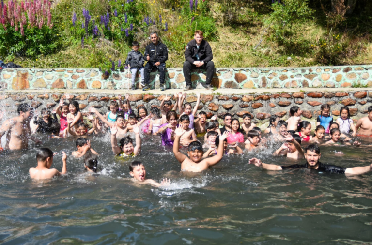 noticiaspuertosantacruz.com.ar - Imagen extraida de: https://elrompehielos.com.ar/las-colonias-de-verano-de-tolhuin-accedieron-al-pileton-en-las-termas-del-rio-valdes