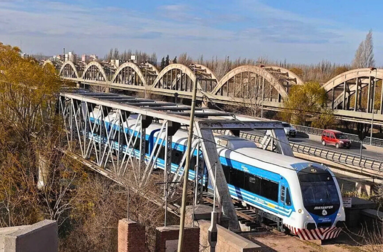 noticiaspuertosantacruz.com.ar - Imagen extraida de: https://elrompehielos.com.ar/la-patagonia-recupera-un-servicio-ferroviario-luego-de-tres-anos