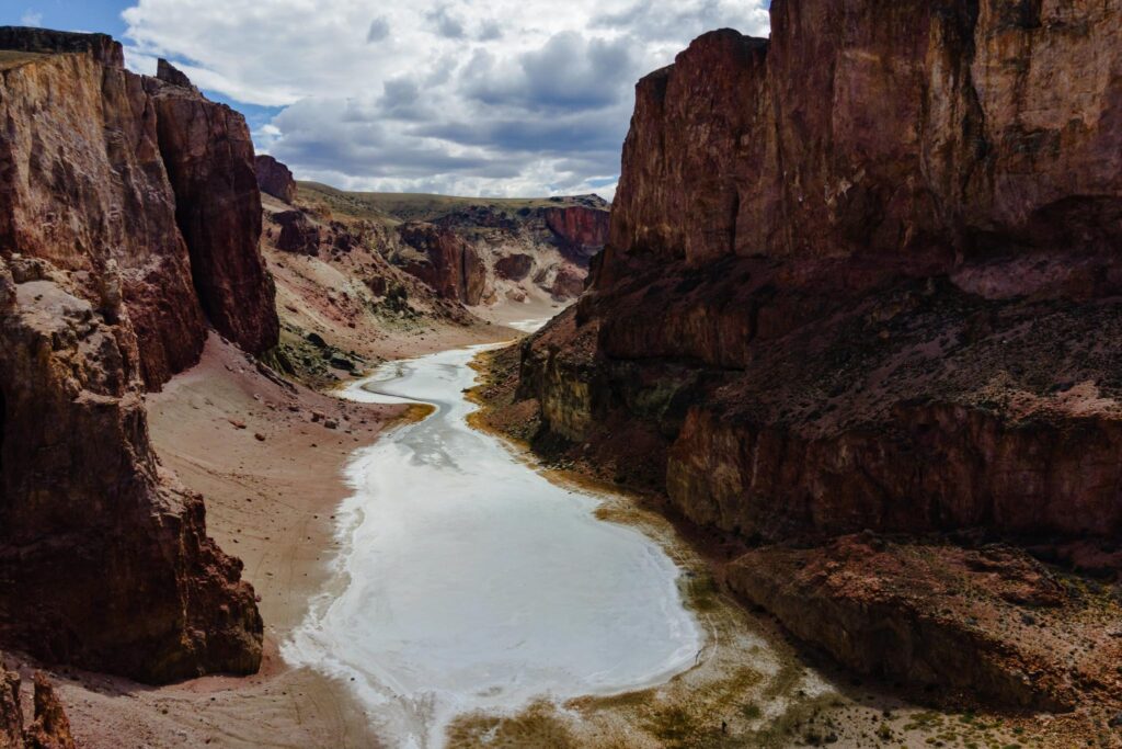 Cañadón del Río Pinturas es una cuenca hídrica que atraviesa oeste-este por más de 120 kilómetros y es el lugar donde converge el mayor sitio arqueológico de Patagonia, que es Cueva de las Manos, con pinturas que datan de 9.300 años, las más antiguas, antes del presente