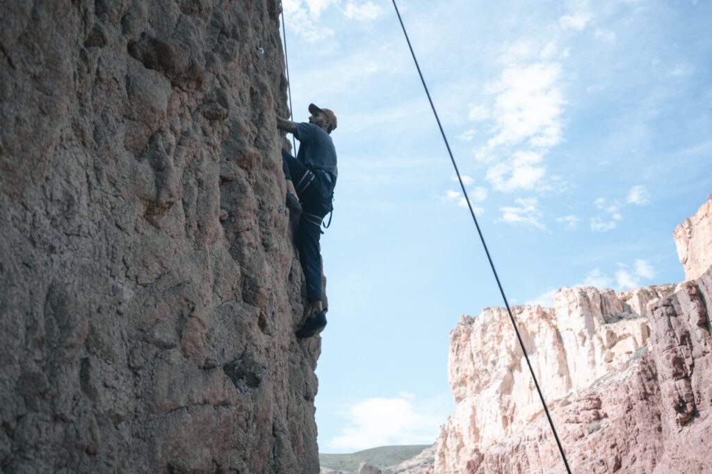 El Cañadón Caracoles se destaca por su calidad de roca para escalar –algo poco común en la comarca– pero también por su entorno.