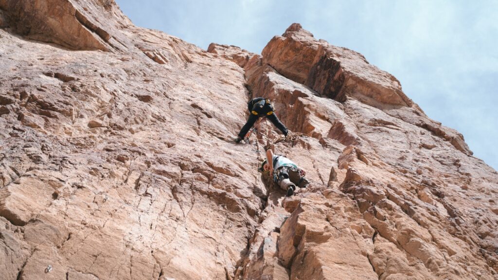 La escalada en el Cañadon Caracoles, es el resultado de años de trabajo del Club Andino Pari Aike y de la comunidad escaladora de Perito Moreno