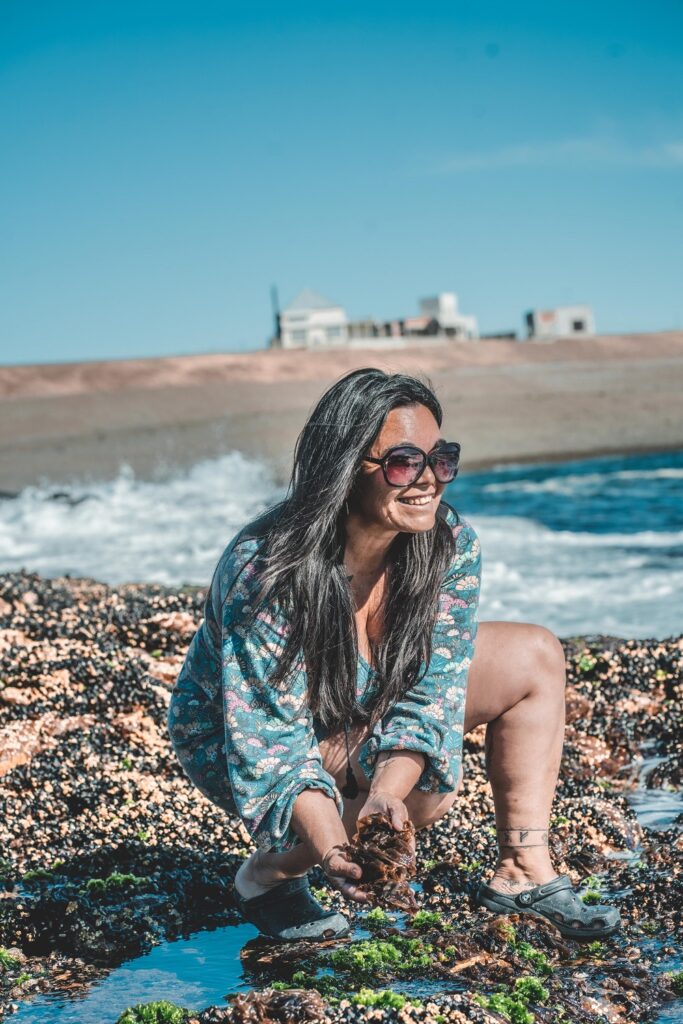 Carola Puracchio creció en un pueblo donde la inmensidad azul es parte del paisaje cotidiano, pero también del alma de quienes lo habitan. 