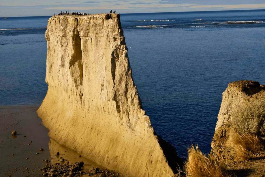 El viento patagónico envuelve al faro, que ofrece una impactante vista del “farallón”