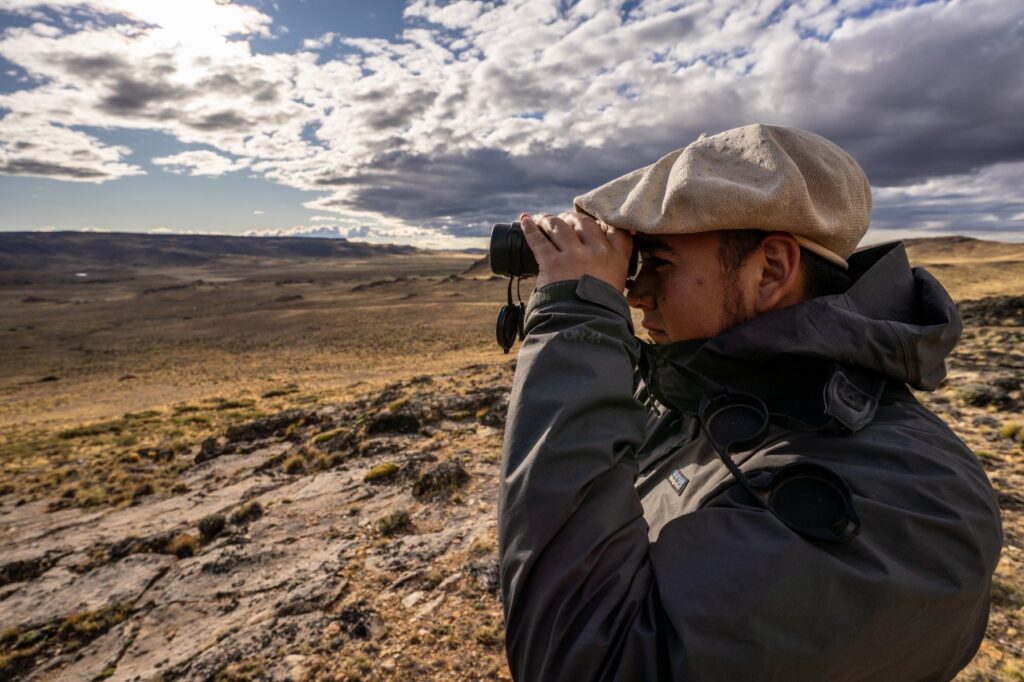 Guía observando fauna en Parque Patagonia