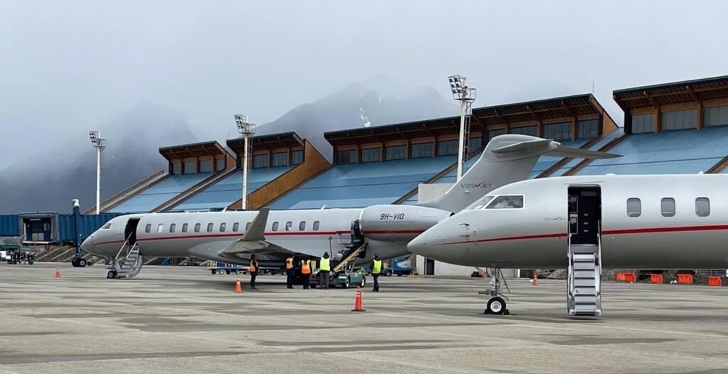 Jets privados estacionados en el aeropuerto de Ushuaia durante la temporada de turismo antártico