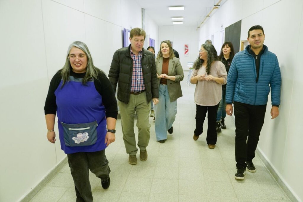Gustavo Melella durante la recorrida por centros infantiles de Río Grande junto a autoridades provinciales