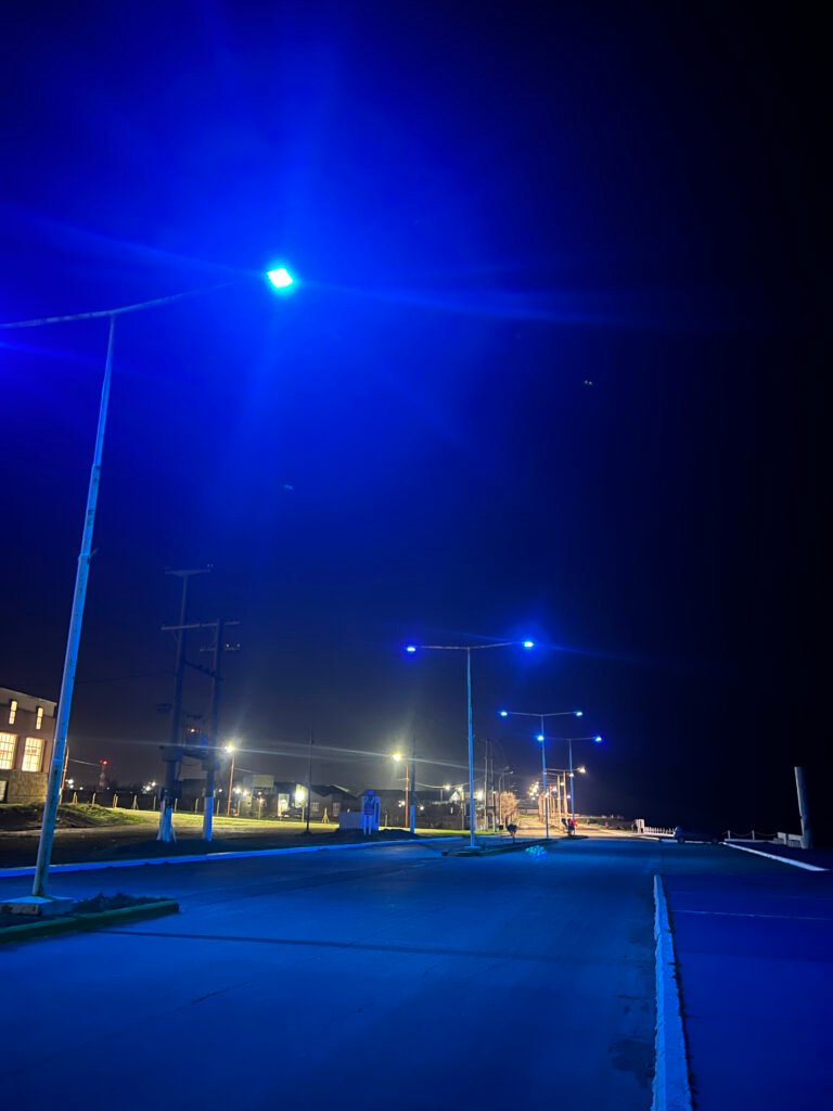 Edificios y espacios públicos de Santa Cruz iluminados de azul para concientizar sobre la conservación marina