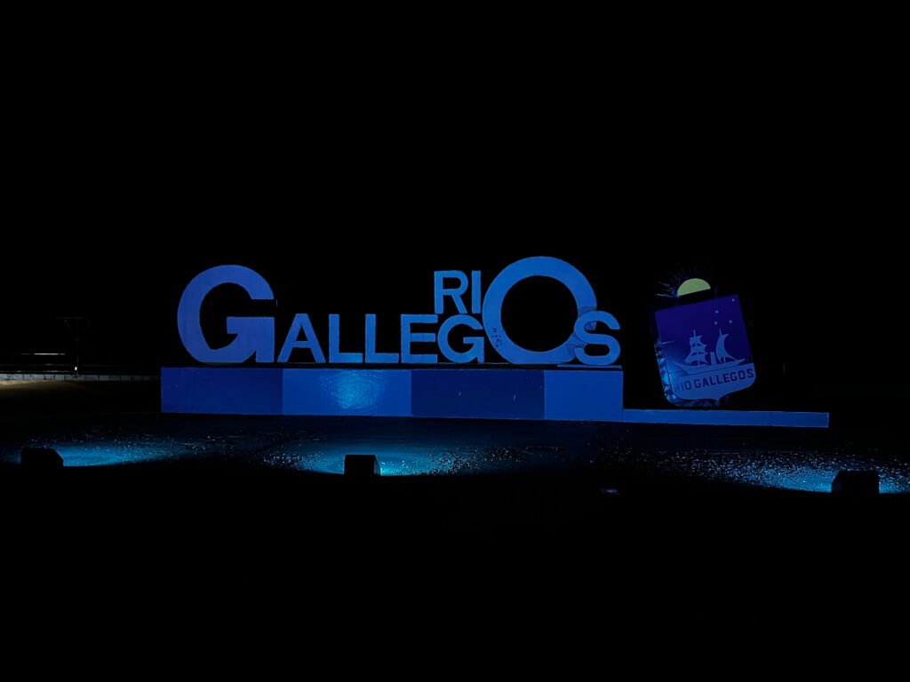 Edificios y espacios públicos de Santa Cruz iluminados de azul para concientizar sobre la conservación marina
