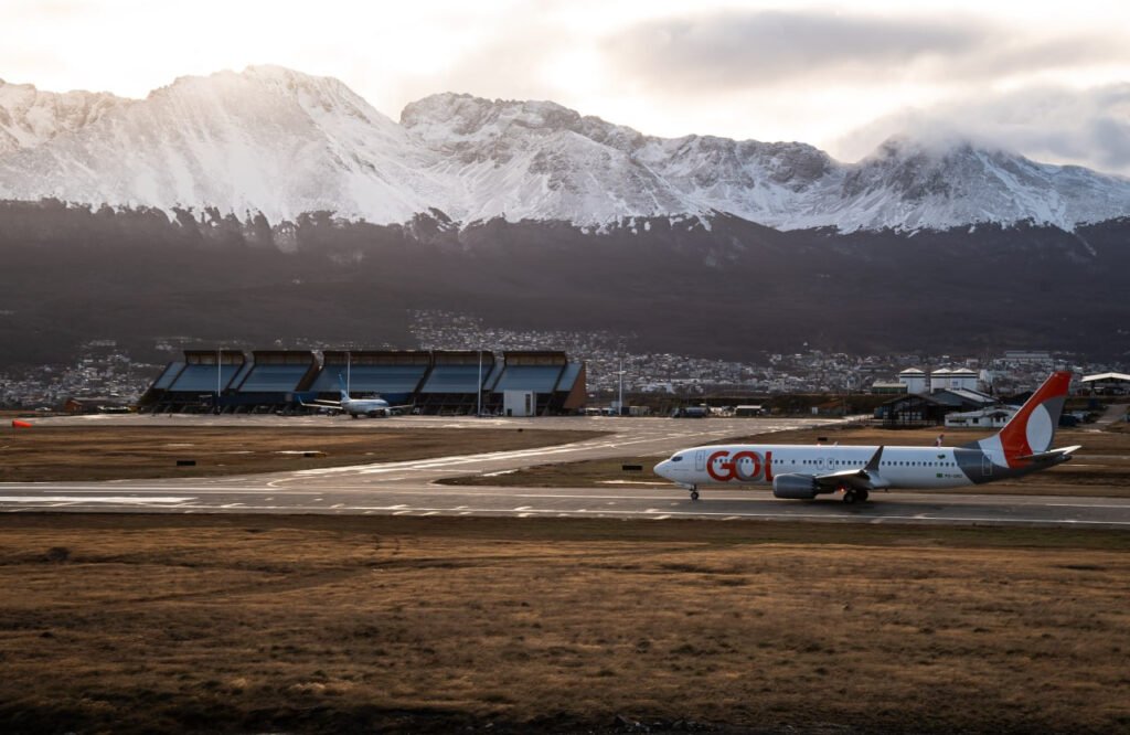 Avión de GOL Líneas Aéreas en la pista del Aeropuerto Internacional de Ushuaia durante la inauguración del vuelo desde San Pablo