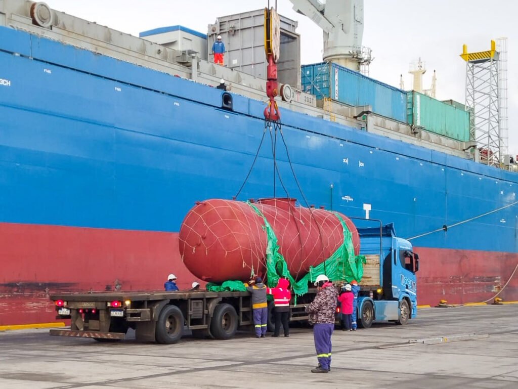 Camiones trasladan equipamiento desde el Puerto de Ushuaia hacia el predio de la nueva usina