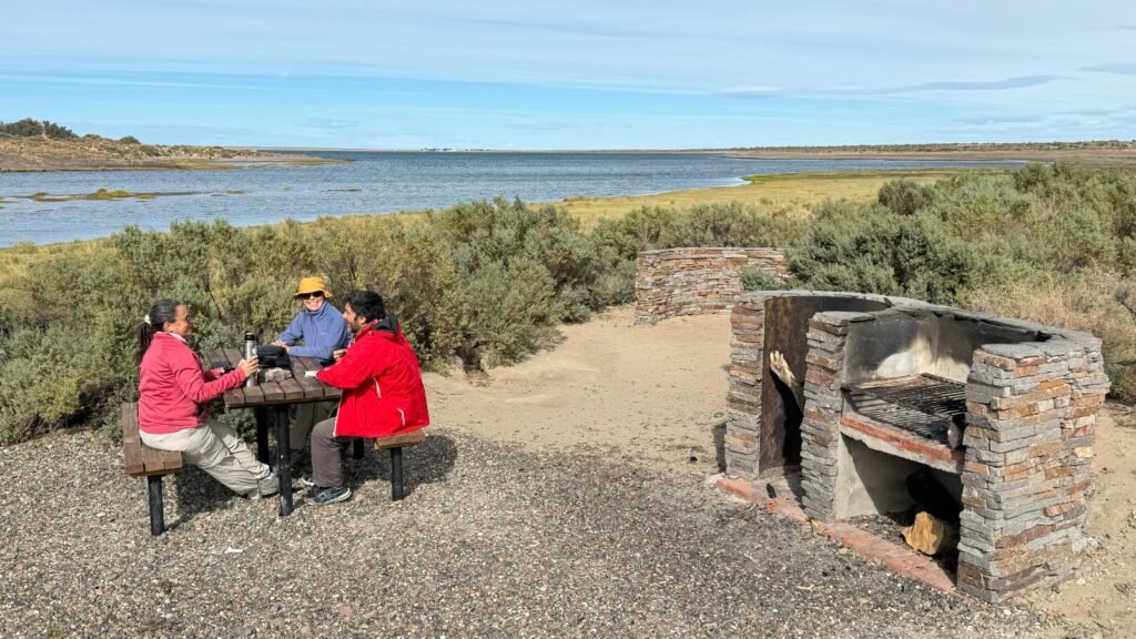 Camping Arroyo Marea frente a la costa del Parque Provincial Patagonia Azul en Chubut
