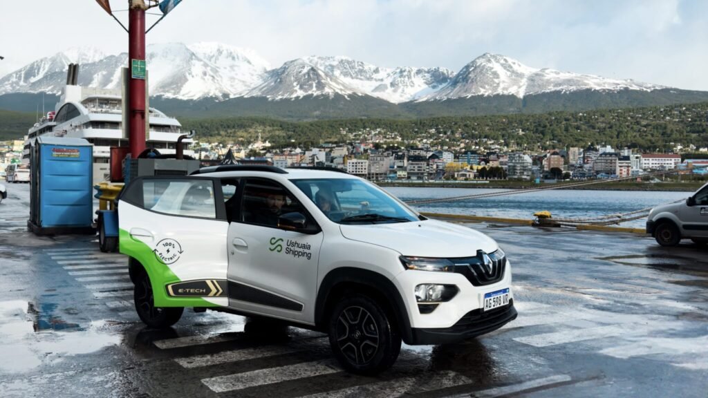 Vehículo eléctrico de Ushuaia Shipping en el Puerto de Ushuaia, con la ciudad y las montañas nevadas de fondo