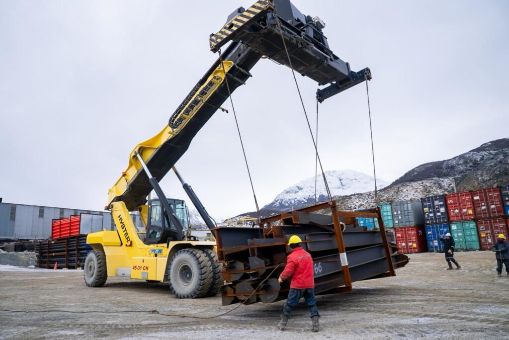 Descarga de equipamiento para la nueva usina de Ushuaia