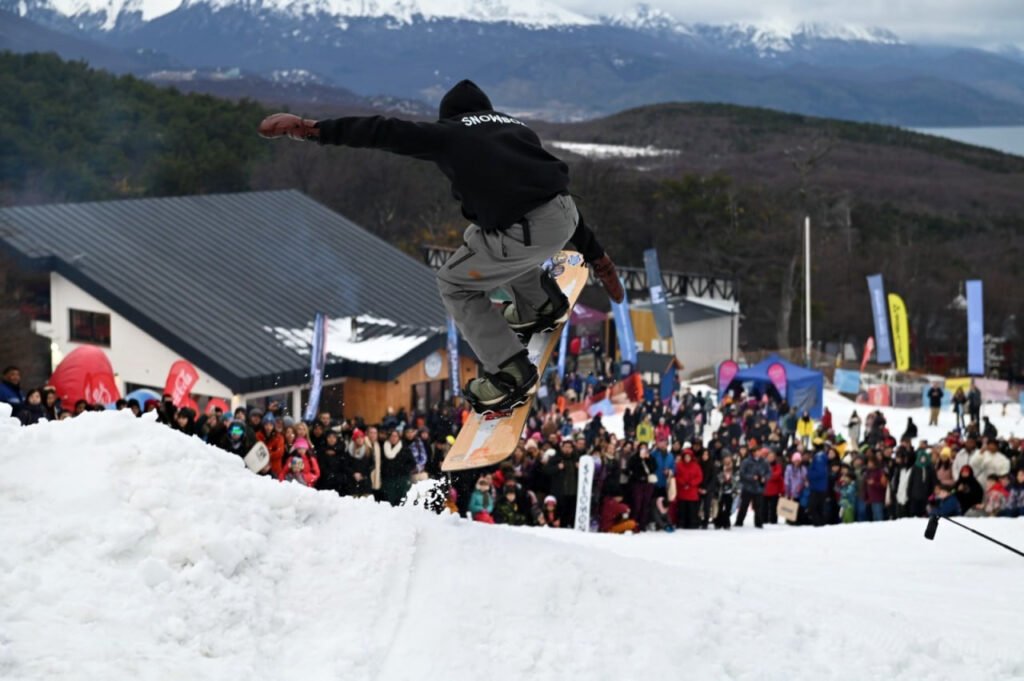Demostración de saltos de esquí y snowboard durante la celebración en el Cerro Martial