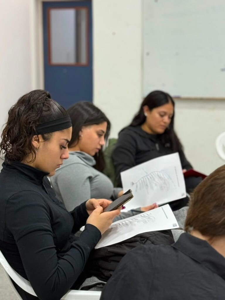 Jóvenes participan de una capacitación del Club del Mar en Caleta Córdova, Chubut
