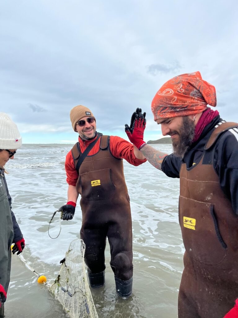 Investigadores del CADIC-CONICET, la UNTDF y Fundación Por el Mar durante una campaña en la costa de Tierra del Fuego
